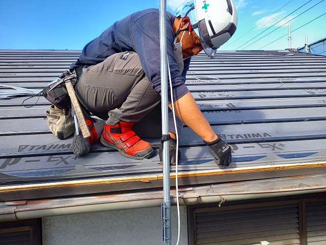 屋根施工するスタッフ